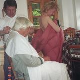 Schnappschuss mit Playboy: Der Kunstsammler und Industrielle Gunter Sachs ließ sich in der Salzburger Küche der Wittgensteins die Haare schneiden