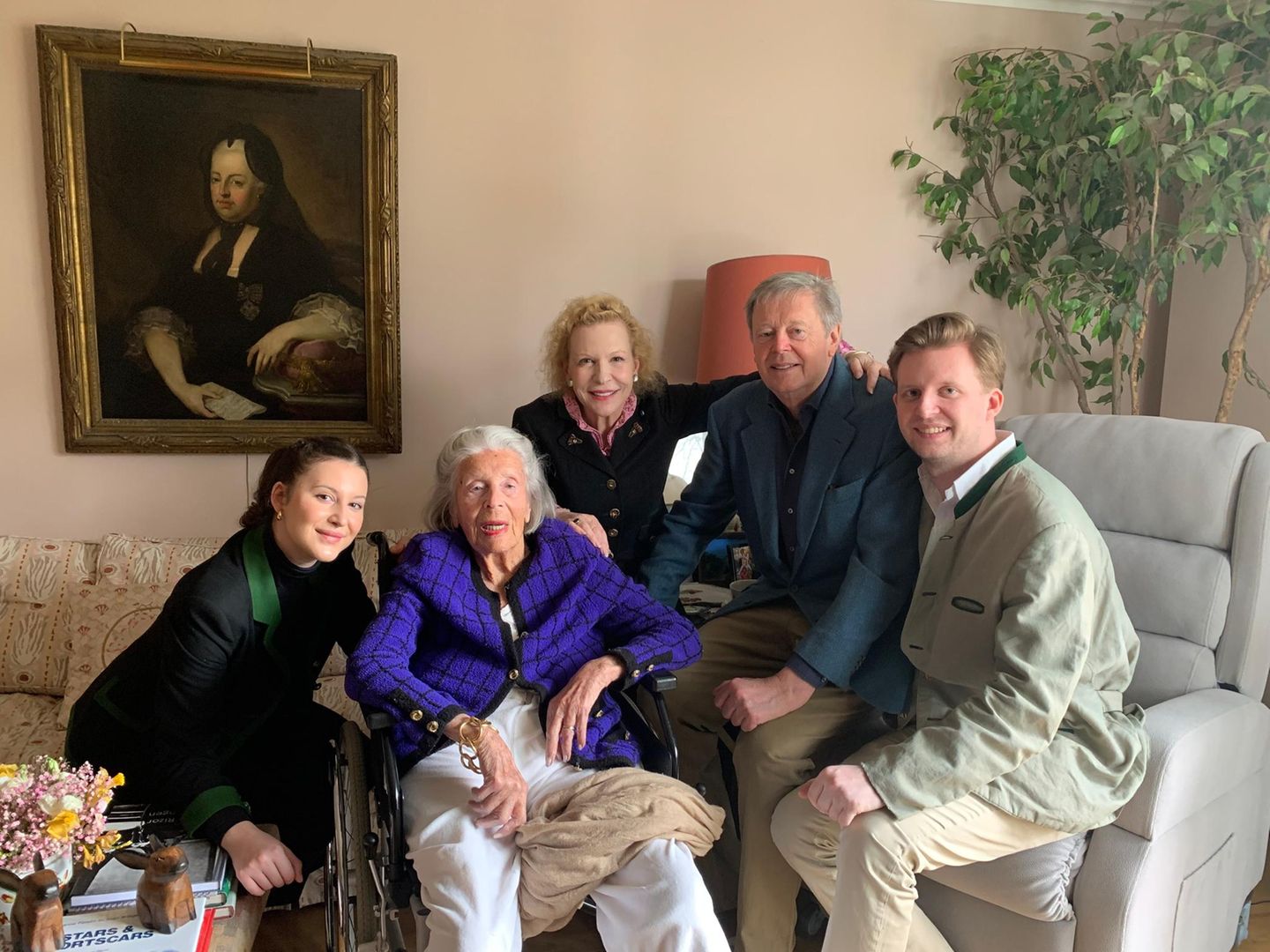 Dynasty, der Wittgenstein-Clan: Die 104-Jährige Fürstin Manni mit Leonille, Sunnyi, Peter und Constantin zu Sayn-Wittgenstein-Sayn. Im Hintergrund als Gemälde: ihre Ur-Ur-Ur-Ur-Großmutter Kaiserin Maria Theresia