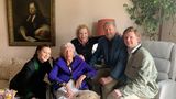 Dynasty, der Wittgenstein-Clan: Die 104-Jährige Fürstin Manni mit Leonille, Sunnyi, Peter und Constantin zu Sayn-Wittgenstein-Sayn. Im Hintergrund als Gemälde: ihre Ur-Ur-Ur-Ur-Großmutter Kaiserin Maria Theresia