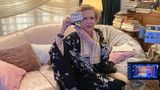 Am Set von "Becoming Lagerfeld" als Marlene Dietrich. Die Serie startet Anfang Juni auf Disney+ mit Daniel Brühl in der Titelrolle. Melles war mit Deutschlands größtem Modeschöpfer eng befreundet, besuchte ihn in Paris und Monaco. Bei seinen Salzburg-Besuchen wohnte Lagerfeld privat bei den Wittgenstein