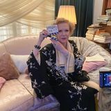 Am Set von "Becoming Lagerfeld" als Marlene Dietrich. Die Serie startet Anfang Juni auf Disney+ mit Daniel Brühl in der Titelrolle. Melles war mit Deutschlands größtem Modeschöpfer eng befreundet, besuchte ihn in Paris und Monaco. Bei seinen Salzburg-Besuchen wohnte Lagerfeld privat bei den Wittgenstein