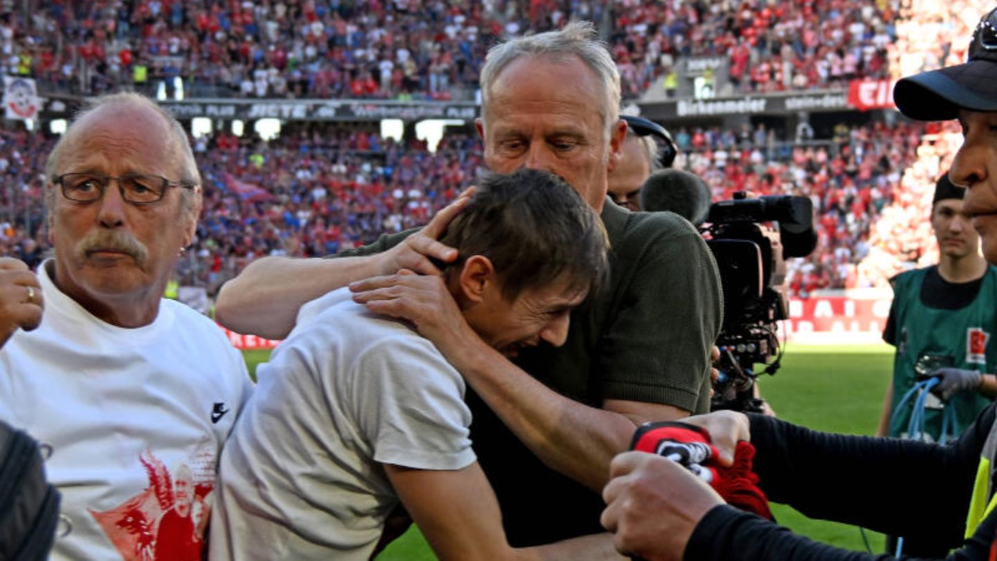 SC Freiburg: Bei seinem letzten Heimspiel rettet Christian Streich noch einen Flitzer vor den Ordnern