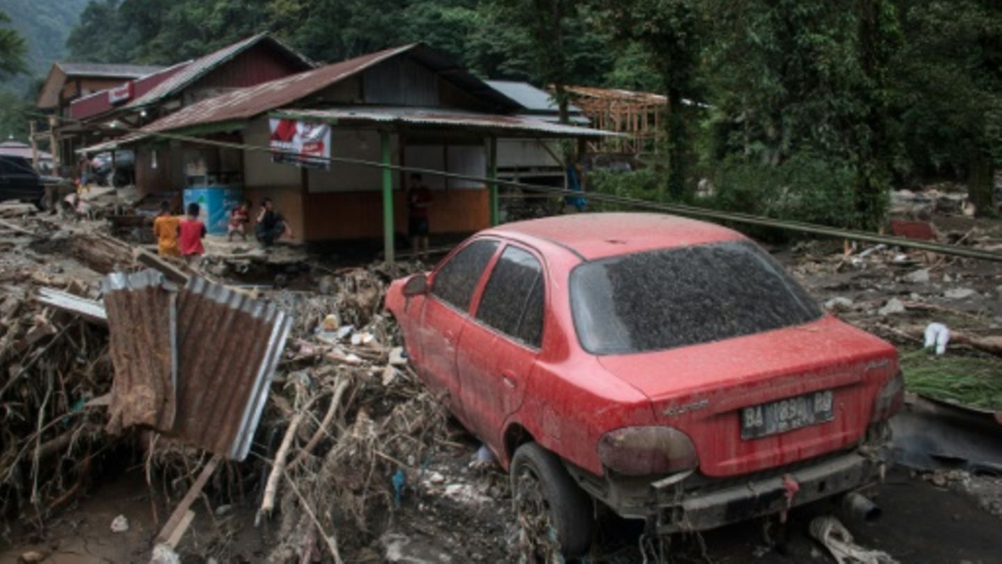 Mehr als 30 Tote bei Überschwemmungen auf indonesischer Insel Sumatra