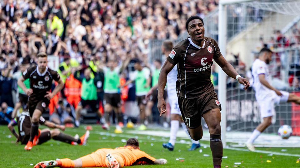 St. Paulis Oladapo Afolayan feiert den Treffer zum 2:0