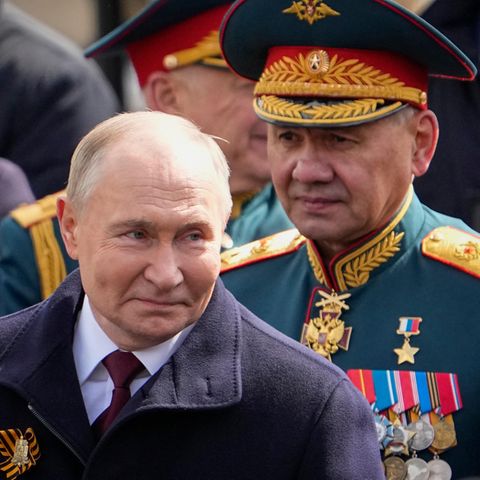 Der russische Präsident Wladimir Putin (l) und Sergej Schoigu (r)