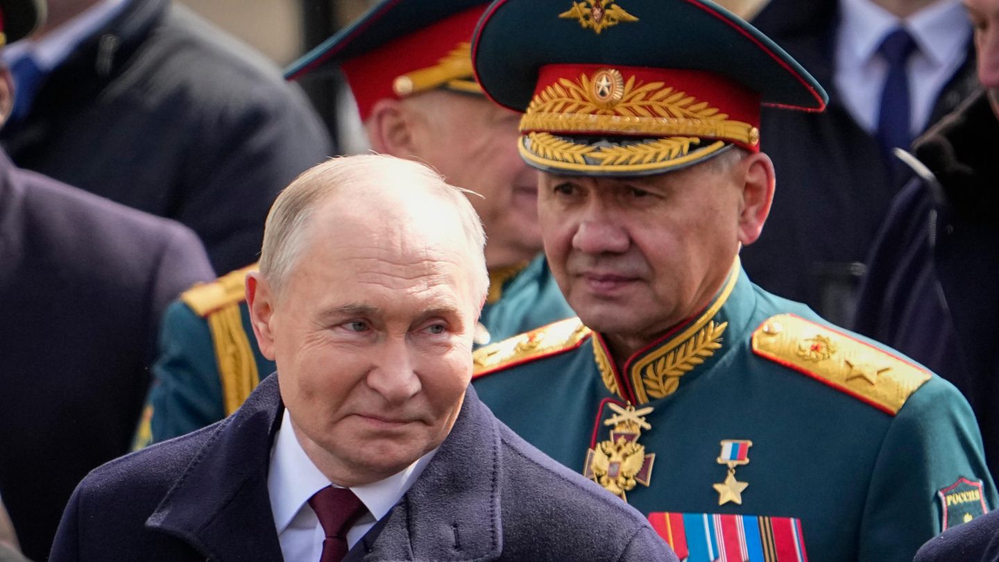 Der russische Präsident Wladimir Putin (l.) und Sergej Schoigu (r.)