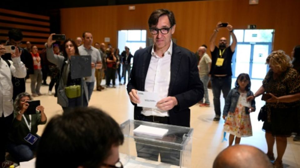 Der Sozialist Salvador Illa bei der Stimmabgabe