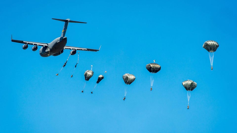 US-Fallschirmjäger bei einer Nato-Übung. Die Übung in Rumänien steht unter der Führung der deutschen Division Schnelle Kräfte.