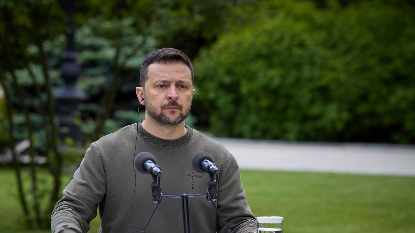 Wolodymyr Selenskyj, Präsident der Ukraine, steht im Freien an einem Rednerpult