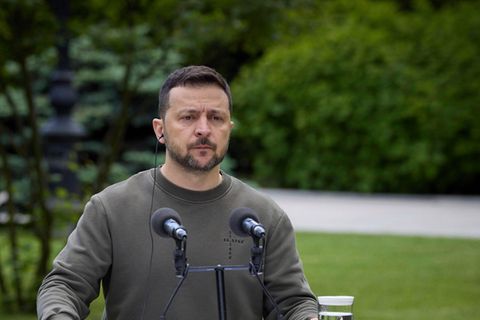 Wolodymyr Selenskyj, Präsident der Ukraine, steht im Freien an einem Rednerpult