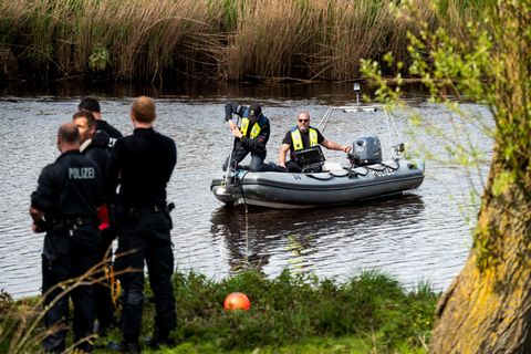 Die Polizei sucht in einem Schlauchboot mit Sonar auf der Oste nach Arian