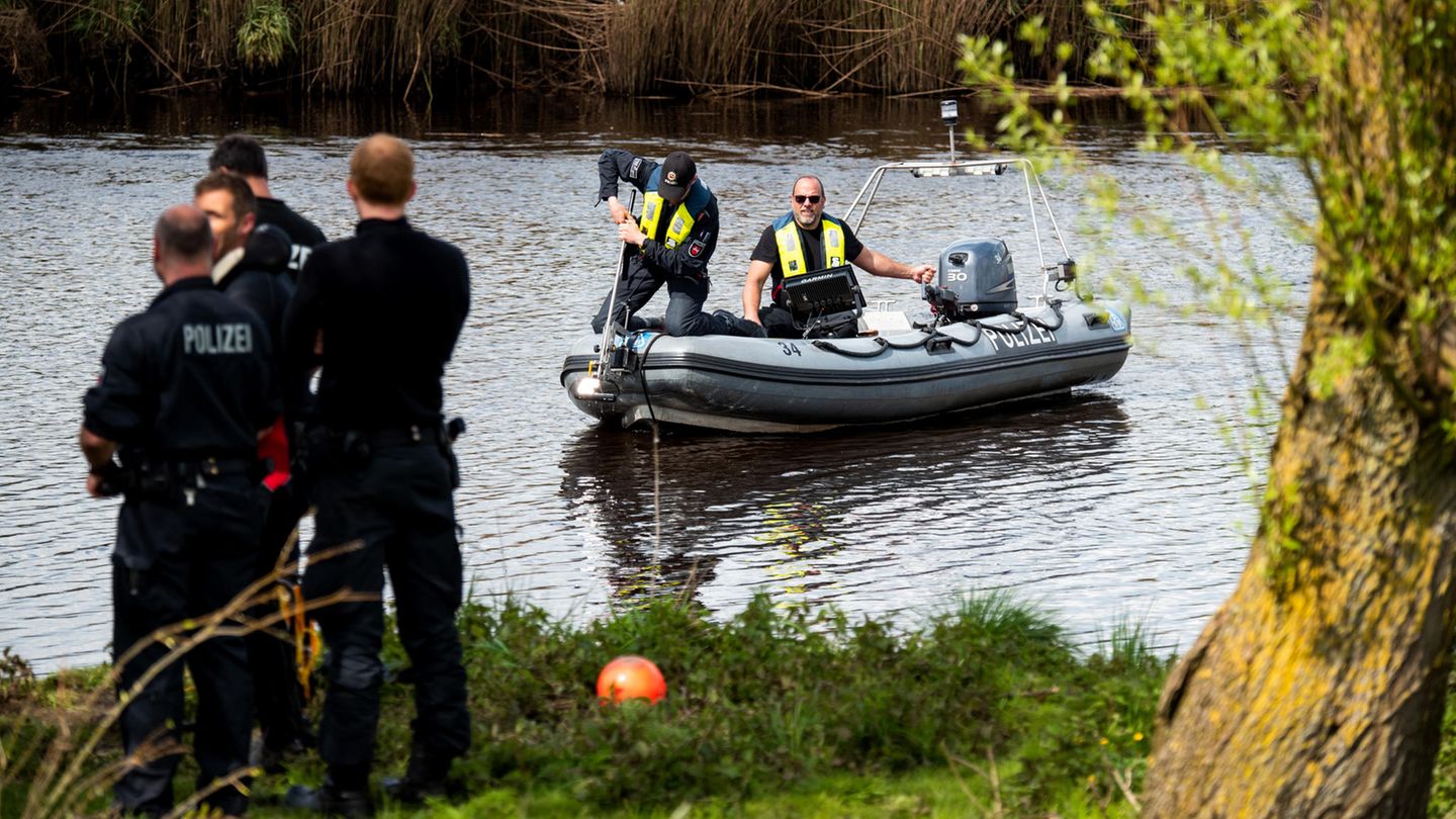 Die Polizei sucht in einem Schlauchboot mit Sonar auf der Oste nach Arian