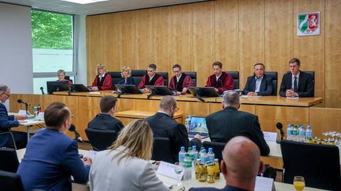 AfD-Politiker und -Anwälte sitzen vor den Richtern des Oberverwaltungsgerichts Münster