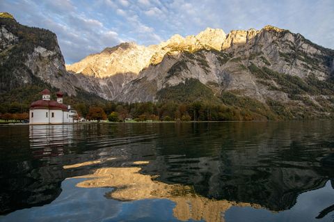 Am Königssee fällt die Morgensonne auf den Watzmann, einen Gipfel der Alpen