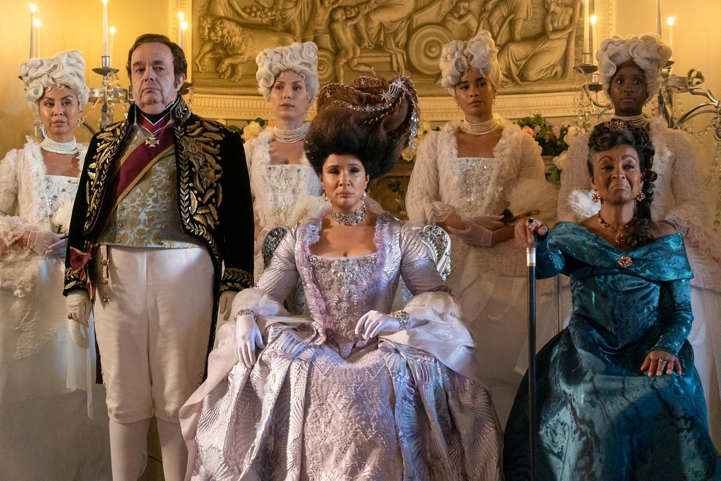 ... muss auch Francesca zunächst vor den kritischen Augen der Königin (Golda Rosheuvel) bestehen. Die Figur der schwarzen Königin Charlotte hat übrigens die Serien-Produzentin und Branchen-Ikone Shonda Rhimes hinzugefügt und ihr gleich ein eigenes "Bridgerton"-Prequel auf Netflix gewidmet. "Queen Charlotte: Eine Bridgerton-Geschichte" erschien 2023.