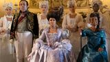 ... muss auch Francesca zunächst vor den kritischen Augen der Königin (Golda Rosheuvel) bestehen. Die Figur der schwarzen Königin Charlotte hat übrigens die Serien-Produzentin und Branchen-Ikone Shonda Rhimes hinzugefügt und ihr gleich ein eigenes "Bridgerton"-Prequel auf Netflix gewidmet. "Queen Charlotte: Eine Bridgerton-Geschichte" erschien 2023.