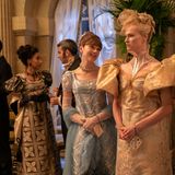 ... ihre Einsamkeit. Seit ihre beste Freundin Eloise Bridgerton (Claudia Jessie) hinter ihr Geheimnis kam, sind die beiden zerstritten. Um auf den oft zähen Ball-Abenden der Oberschicht nicht alleine da zustehen, hat sich Eloise sogar mit Erzfeindin Cressida Cowper (Jessica Madsen) angefreundet. Penelope hingegen....