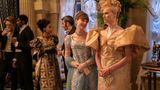 ... ihre Einsamkeit. Seit ihre beste Freundin Eloise Bridgerton (Claudia Jessie) hinter ihr Geheimnis kam, sind die beiden zerstritten. Um auf den oft zähen Ball-Abenden der Oberschicht nicht alleine da zustehen, hat sich Eloise sogar mit Erzfeindin Cressida Cowper (Jessica Madsen) angefreundet. Penelope hingegen....