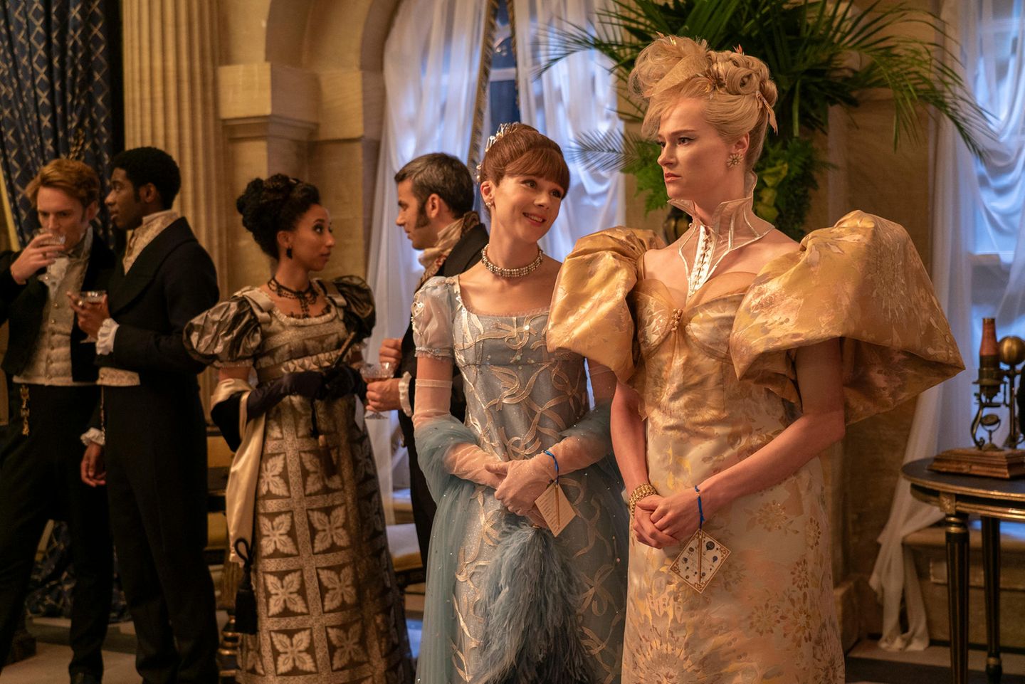 ... ihre Einsamkeit. Seit ihre beste Freundin Eloise Bridgerton (Claudia Jessie) hinter ihr Geheimnis kam, sind die beiden zerstritten. Um auf den oft zähen Ball-Abenden der Oberschicht nicht alleine da zustehen, hat sich Eloise sogar mit Erzfeindin Cressida Cowper (Jessica Madsen) angefreundet. Penelope hingegen....