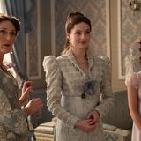 ... soll es dieses Mal auch um Francesca Bridgerton (Hannah Dodd) gehen. Die Schwester von Colin, Anthony und Co. ist die nächste in der Reihe der Bridgertons, die möglichst passend verheiratet werden soll. Mama Lady Violet (Ruth Gemmell) hofft erneut auf eine Liebes-Heirat. Doch wie zuvor ihre Schwester Daphne...