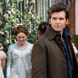 ... Colin Bridgerton, gespielt von Luke Newton, freuen. Der kommt von seinen Auslandsreisen zurück ins adlige Bridgerton-Zuhause und hat sich praktischerweise unterwegs ein paar Muskeln antrainiert. Das sorgt bei den Damen der Oberschicht für Aufregung, doch ausgerechnet seine gute Freundin Penelope, die ihn jahrelang zuverlässig anschmachtete, hat jetzt - Sie ahnen es - beschlossen, ohne ihn glücklich zu werden.