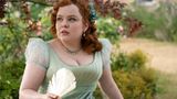 Hochverehrte Leserschaft, die dritte Staffel "Bridgerton" ist im Anmarsch, und dieses Mal steht diese Dame im Mittelpunkt: Penelope Featherington, gespielt von Nicola Coughlan, war bisher das Mauerblümchen der Netflix-Serie. Penelope hütet ein großes Geheimnis, hat zwei fiese Schwestern und eine gehässige Mutter im Schlepptau - aber keinen Ehemann in Sicht. Bis jetzt. Ab dem 16. Mai können sich Fans der Historien-Romanze auf die Liebesgeschichte zwischen ihr und...