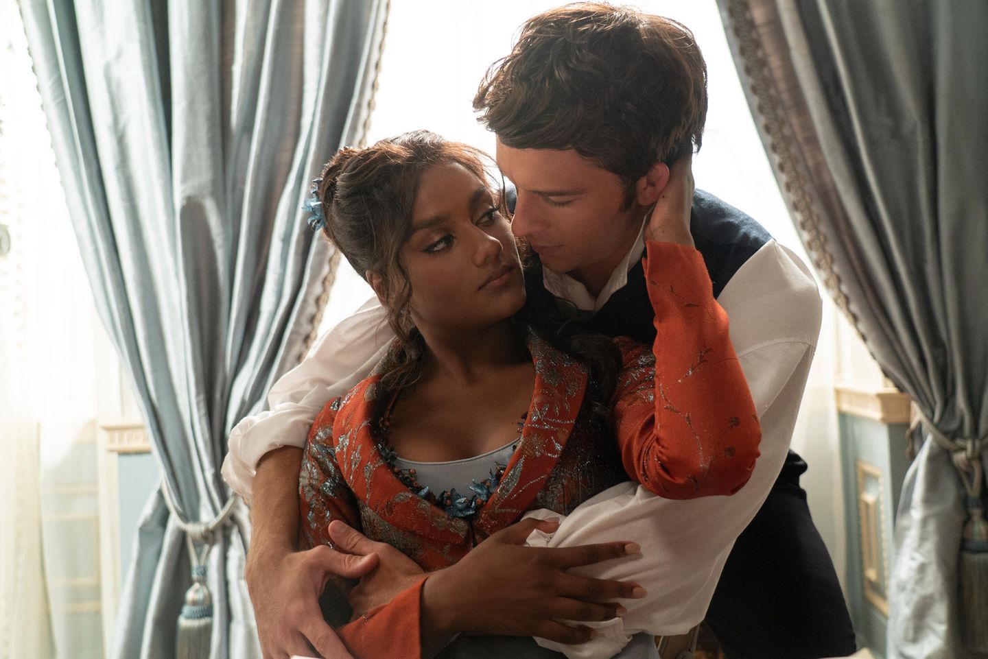 Das Paar aus Staffel zwei hieß "Kanthony" und mit ihnen gibt es ein Wiedersehen: Anthony Bridgerton (Johnathan Bailey) und seine Frau Kate Bridgerton (Simone Ashley) sorgen als frisch verheiratetes Paar für freizügige Momente. Doch eigentlich...