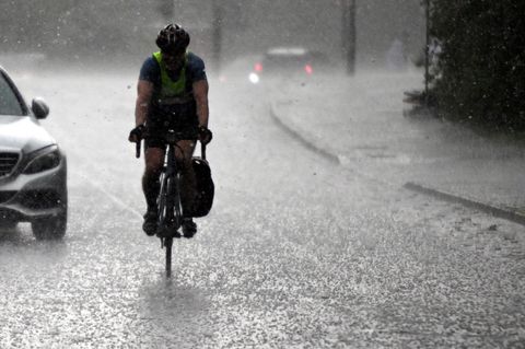 Wetterextreme am 02.05.2024, Nordrhein-Westfalen, Köln: Ein Radfahrer fährt durch einen Hagelschauer