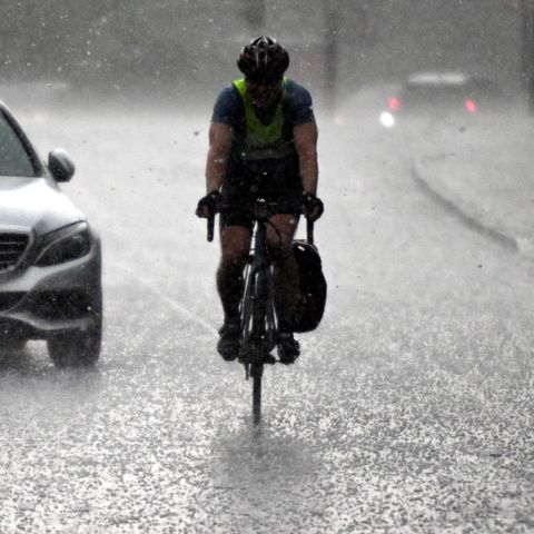 Wetterextreme am 02.05.2024, Nordrhein-Westfalen, Köln: Ein Radfahrer fährt durch einen Hagelschauer