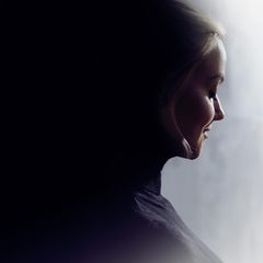 Unterbewusstsein: Profil einer jungen Frau, deren Gesicht im Licht ist, während ihr Hinterkopf mit Dunkelheit verschmilzt