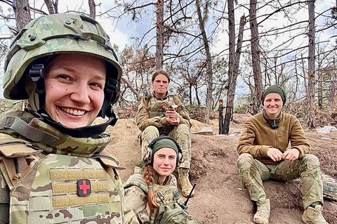 Kateryna Pryimak (l.) nahe der Front im Osten des Landes