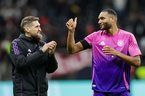 Leverkusens Jonathan Tah (r.) nach dem Spiel gegen die Niederlande mit dem Kollegen Robert Andrich