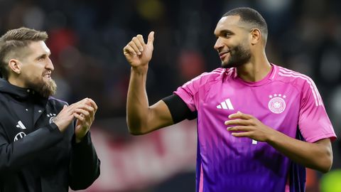 Leverkusens Jonathan Tah (r.) nach dem Spiel gegen die Niederlande mit dem Kollegen Robert Andrich