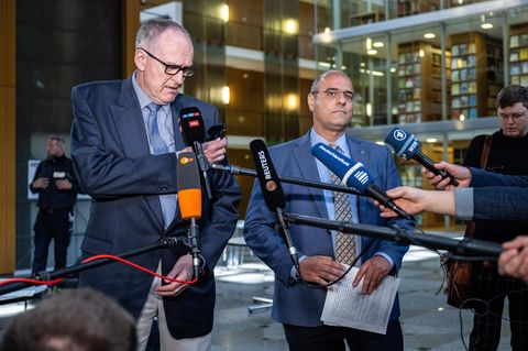 Roman Reusch und Peter Boehringer von der AfD sprechen in Mikrofone