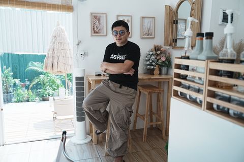 Der aus China emigrierte Adam in seinem Café in Bangkok