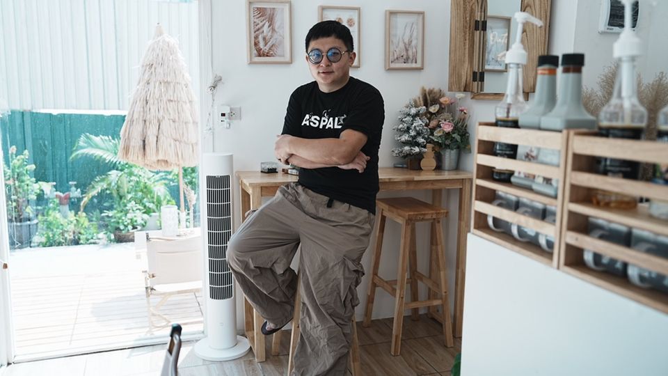 Der aus China emigrierte Adam in seinem Café in Bangkok