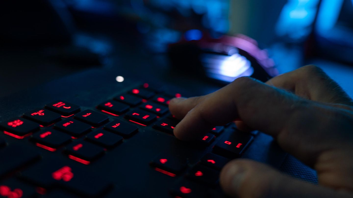 Nahaufnahme einer Tastatur, auf der getippt wird. Symbolbild für Cyberangriffe