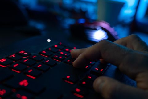 Nahaufnahme einer Tastatur, auf der getippt wird. Symbolbild für Cyberangriffe