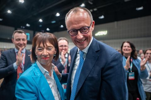 Robust den Reporter abgewehrt: Friedrich Merz und Ehefrau Charlotte auf dem CDU-Parteitag