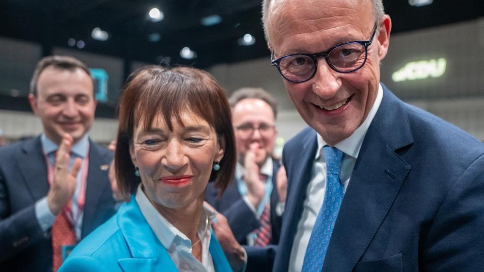 Robust den Reporter abgewehrt: Friedrich Merz und Ehefrau Charlotte auf dem CDU-Parteitag