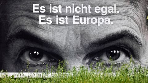 Mit Plakaten versuchen die Parteien, Aufmerksamkeit auf die Europawahl am 9. Juni zu lenken. Die FDP setzt auf Schwarz-Weiß-Fotos ihrer Spitzenkandidatin Marie-Agnes Strack-Zimmermann 