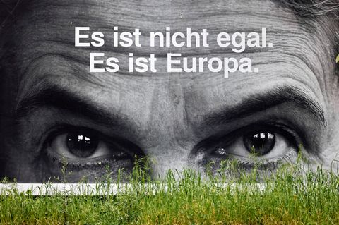Mit Plakaten versuchen die Parteien, Aufmerksamkeit auf die Europawahl am 9. Juni zu lenken. Die FDP setzt auf Schwarz-Weiß-Fotos ihrer Spitzenkandidatin Marie-Agnes Strack-Zimmermann 