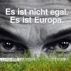 Mit Plakaten versuchen die Parteien, Aufmerksamkeit auf die Europawahl am 9. Juni zu lenken. Die FDP setzt auf Schwarz-Weiß-Fotos ihrer Spitzenkandidatin Marie-Agnes Strack-Zimmermann 
