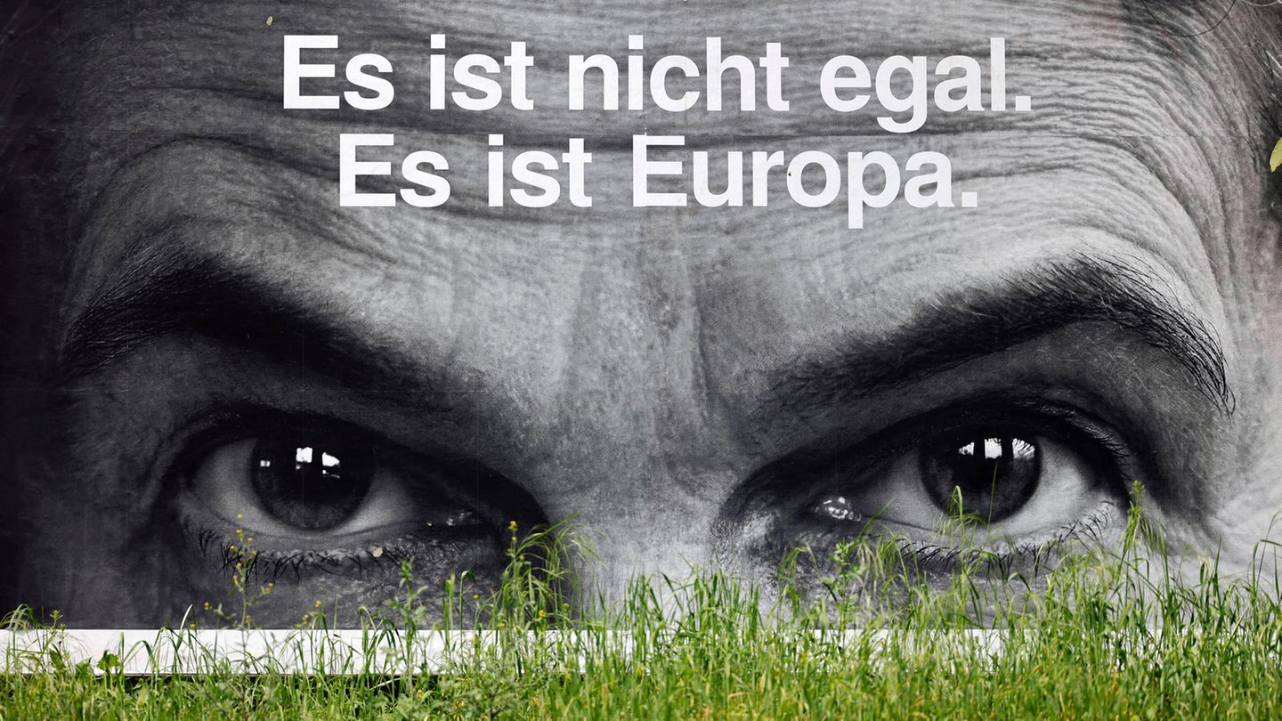 Mit Plakaten versuchen die Parteien, Aufmerksamkeit auf die Europawahl am 9. Juni zu lenken. Die FDP setzt auf Schwarz-Weiß-Fotos ihrer Spitzenkandidatin Marie-Agnes Strack-Zimmermann 