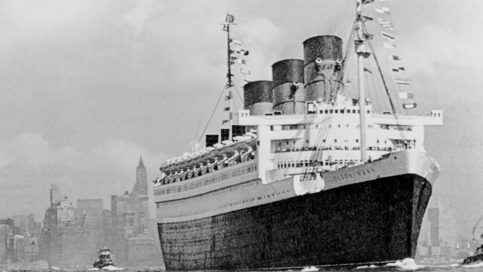 Schwarz-weiß-Foto der „Queen Mary“ 1936