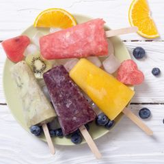 Eis am Stiel mit Früchten