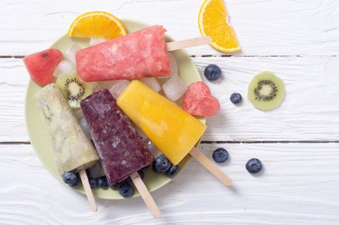 Eis am Stiel mit Früchten