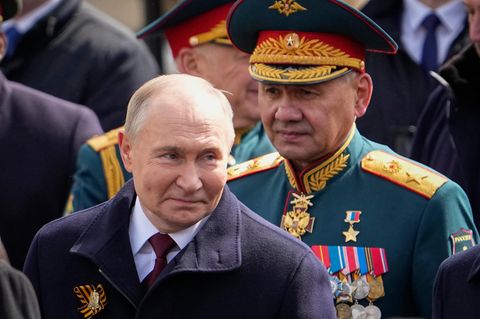 Er bleibt der Mann im Hintergrund: Sergej Schoigu (in Uniform) bleibt im engeren Kreis von Putin, seinen Job als Verteidigungsminister musste er aber auf Wunsch seines Chefs abtreten
