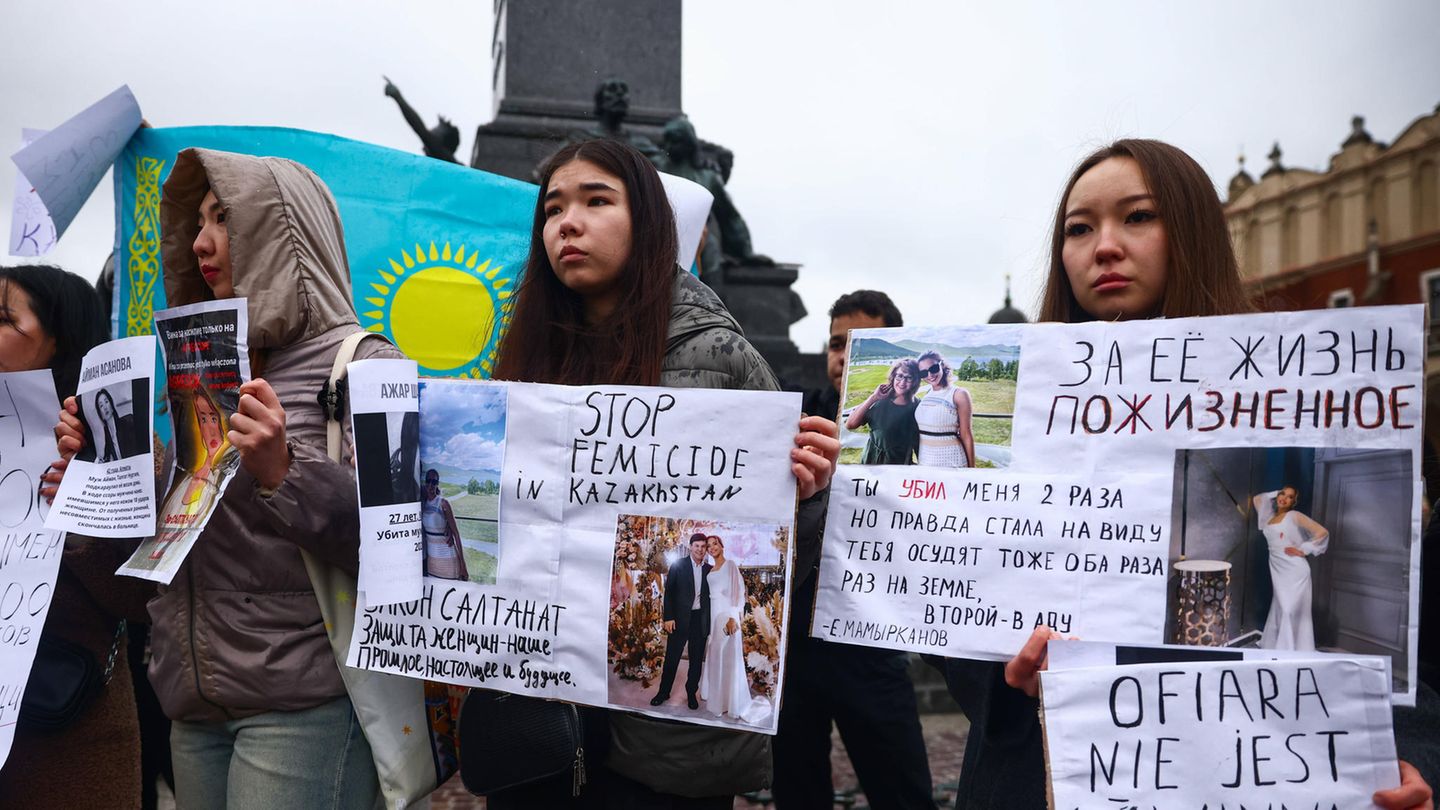 Kasachinnen und Kasachen demonstrieren in Polen gegen häusliche Gewalt in ihrem Heimatland