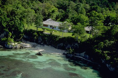 Drohnenansicht von Ian Flemings Strandvilla mit eigenem Privatstrand
